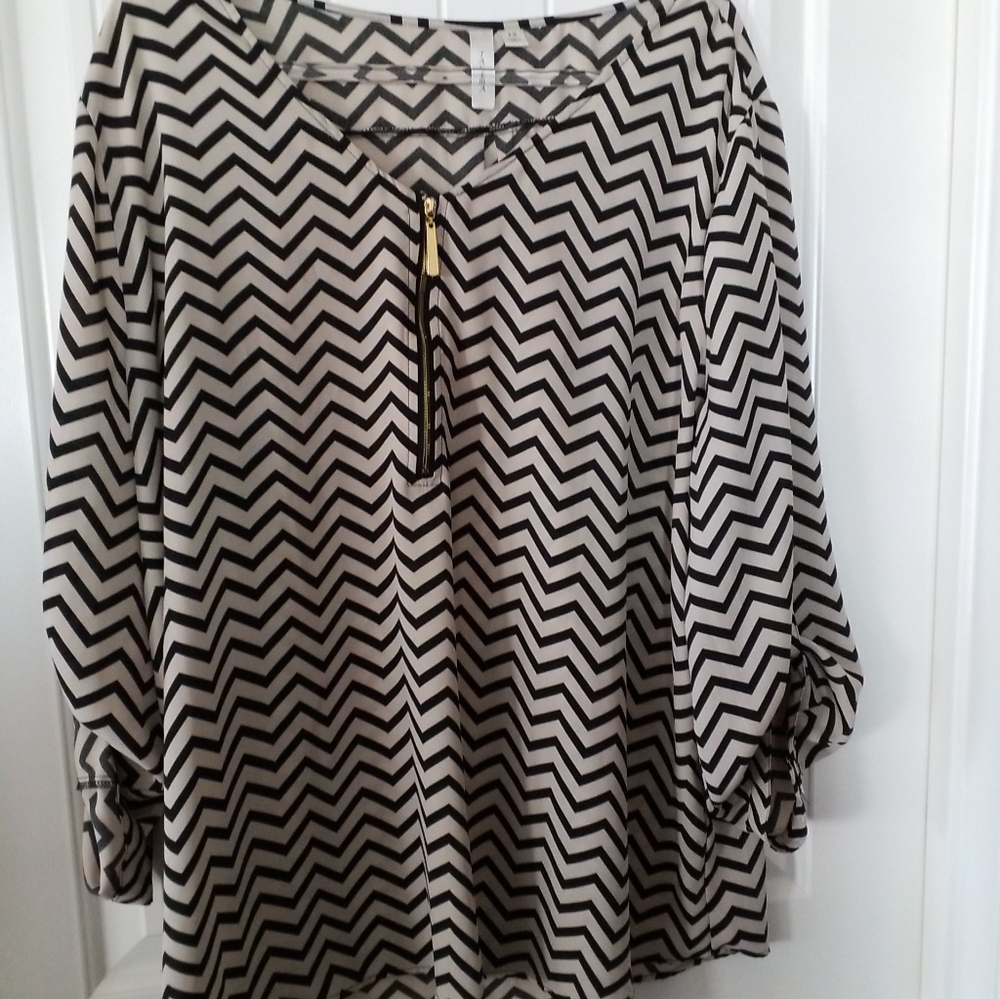 Tacera blouse Black/Cream, Chevron Pattern Size 3X